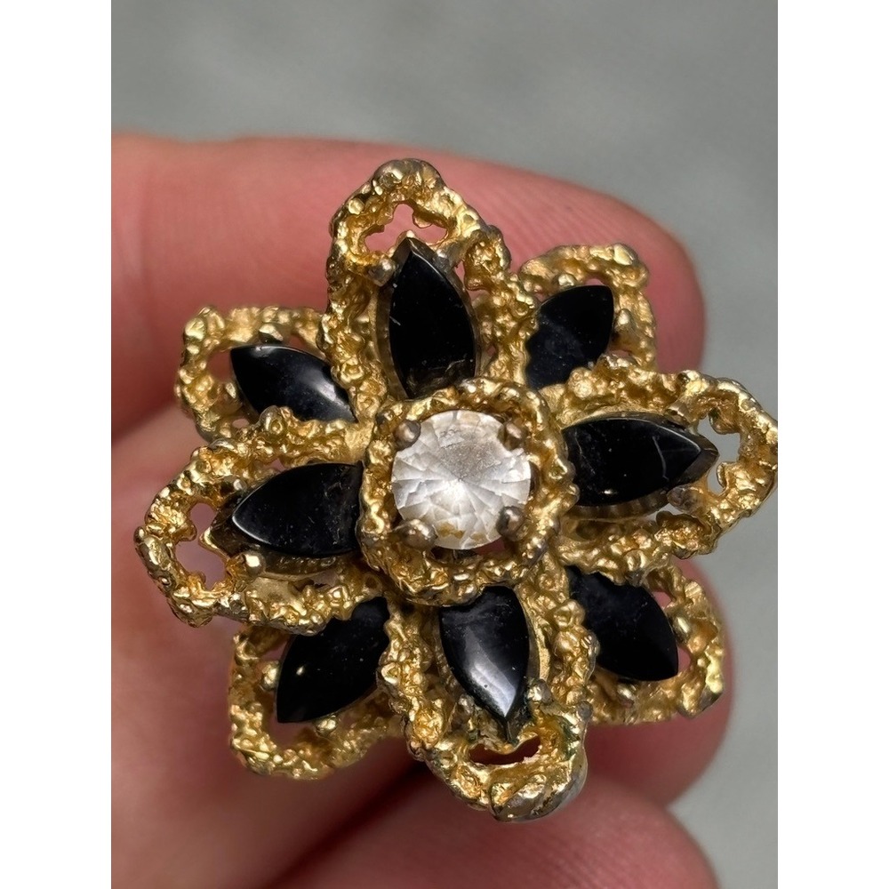 Vtg Gold Tone Black Floral Cocktail Ring Clear Center Stone Statement Size 5.5 - Picture 8 of 10